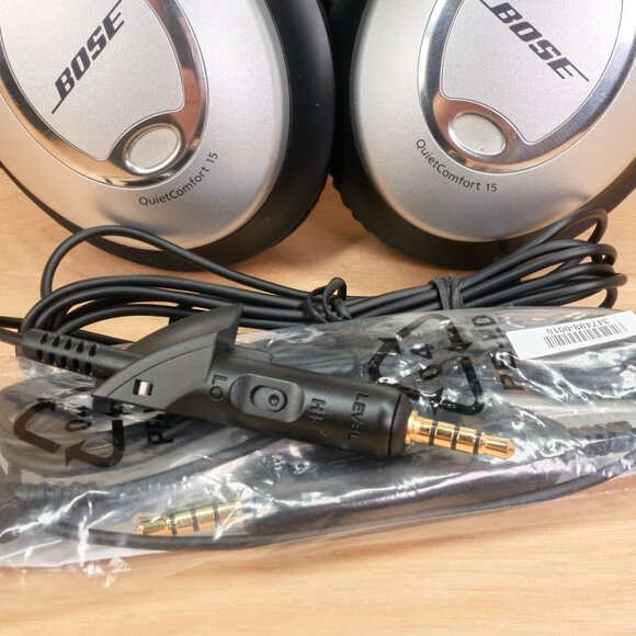 Bose QuietComfort 15 Acoustic Noise Cancelling Headphones, with case - Picture 5 of 11